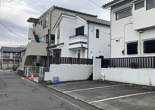 住宅用の土地では前面道路に2m以上接していなければならないと法律で定められています。しかし、お持ちの車のサイズやライフスタイルなどにより、2mでは利便が悪い場合もございますので、事前に確認しましょう。