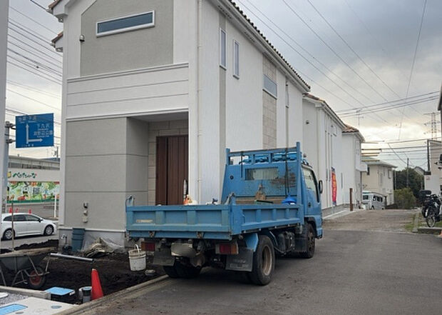 住宅用の土地では前面道路に2m以上接していなければならないと法律で定められています。しかし、お持ちの車のサイズやライフスタイルなどにより、2mでは利便が悪い場合もございますので、事前に確認しましょう。