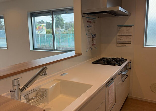 標準的なシステムキッチンの横幅は、165cm~300cm程度です。2100・2400・2550・2700などミリ単位で表記されます。普段どのように料理をするのかを想定しながら合ったサイズを選びましょう