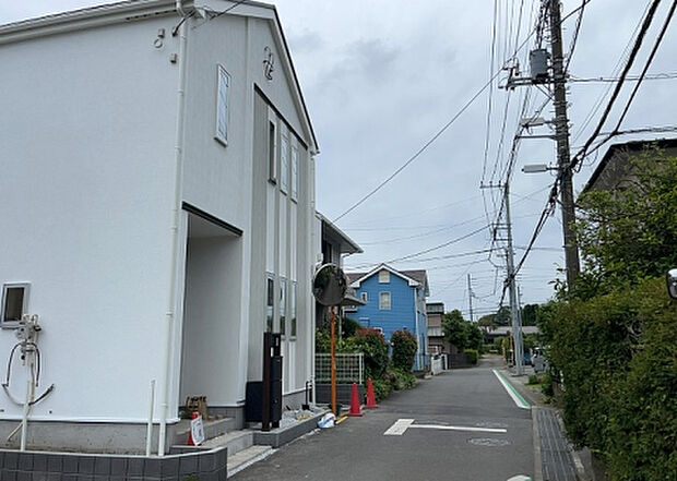 住宅用の土地では前面道路に2m以上接していなければならないと法律で定められています。しかし、お持ちの車のサイズやライフスタイルなどにより、2mでは利便が悪い場合もございますので、事前に確認しましょう。
