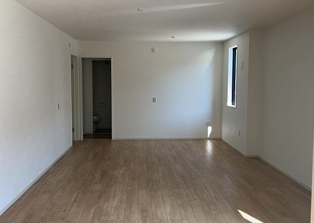 リビングの間取りの種類は大きくわけてリビングとダイニングが別になっているタイプ、リビングダイニング一体型です。どちらも一長一短ですので、家を選ぶ時はその両面をチェックして決めるようにしましょう。