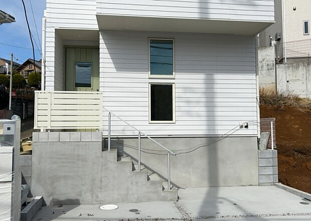 木造住宅とは土台、壁、柱など建築物の強度を支える構造体の材に木が使用されている構造を指します。構造体は建物の自重を支えるだけではなく風圧や水圧、積裁荷重などあらゆる衝撃に耐えるための基礎です。