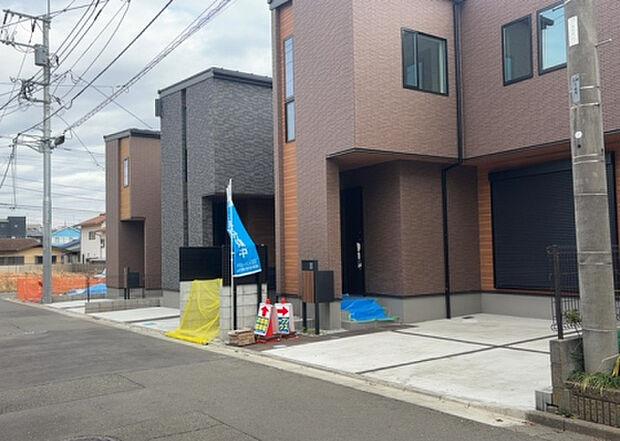 住宅用の土地では前面道路に2m以上接していなければならないと法律で定められています。しかし、お持ちの車のサイズやライフスタイルなどにより、2mでは利便が悪い場合もございますので、事前に確認しましょう。