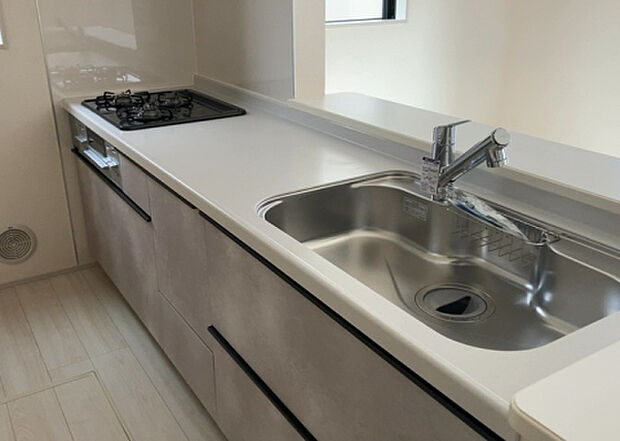 標準的なシステムキッチンの横幅は、165cm~300cm程度です。2100・2400・2550・2700などミリ単位で表記されます。普段どのように料理をするのかを想定しながら合ったサイズを選びましょう