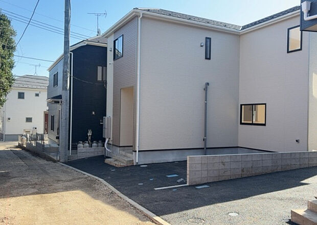 ついに完成致しました!現地をご見学に行く際は、道路の幅や周辺の交通量、施設などをご確認頂くことをおすすめします!物件の流れが早いため、内見をしたい方はお早めに当社営業までお問い合わせ頂きご予約下さい!