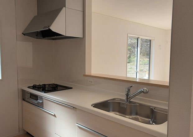 標準的なシステムキッチンの横幅は、165cm~300cm程度です。2100・2400・2550・2700などミリ単位で表記されます。普段どのように料理をするのかを想定しながら合ったサイズを選びましょう