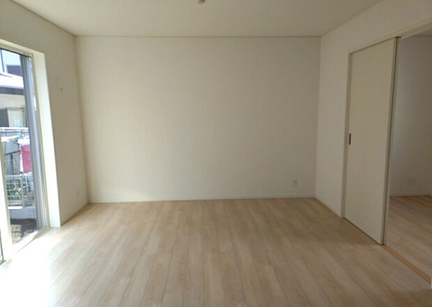 リビングの間取りの種類は大きくわけてリビングとダイニングが別になっているタイプ、リビングダイニング一体型です。どちらも一長一短ですので、家を選ぶ時はその両面をチェックして決めるようにしましょう。