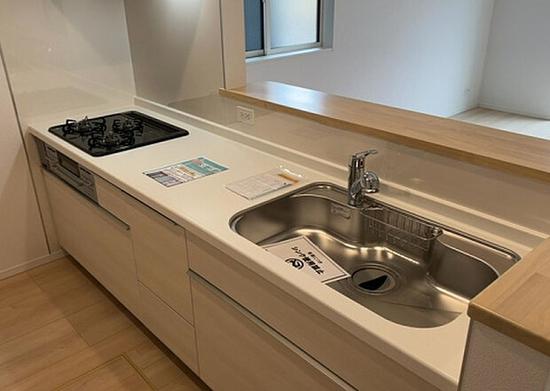 標準的なシステムキッチンの横幅は、165cm~300cm程度です。2100・2400・2550・2700などミリ単位で表記されます。普段どのように料理をするのかを想定しながら合ったサイズを選びましょう