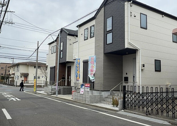 住宅用の土地では前面道路に2m以上接していなければならないと法律で定められています。しかし、お持ちの車のサイズやライフスタイルなどにより、2mでは利便が悪い場合もございますので、事前に確認しましょう。