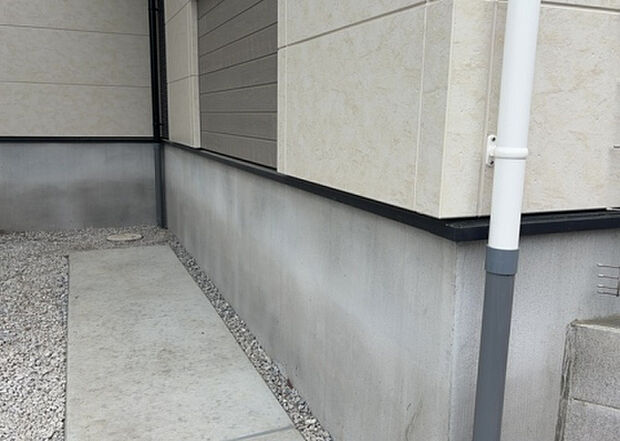 木造住宅とは土台、壁、柱など建築物の強度を支える構造体の材に木が使用されている構造を指します。構造体は建物の自重を支えるだけではなく風圧や水圧、積裁荷重などあらゆる衝撃に耐えるための基礎です。