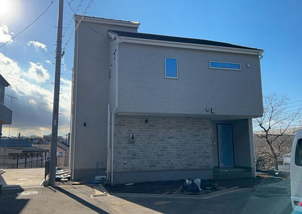 住宅用の土地では前面道路に2m以上接していなければならないと法律で定められています。しかし、お持ちの車のサイズやライフスタイルなどにより、2mでは利便が悪い場合もございますので、事前に確認しましょう。