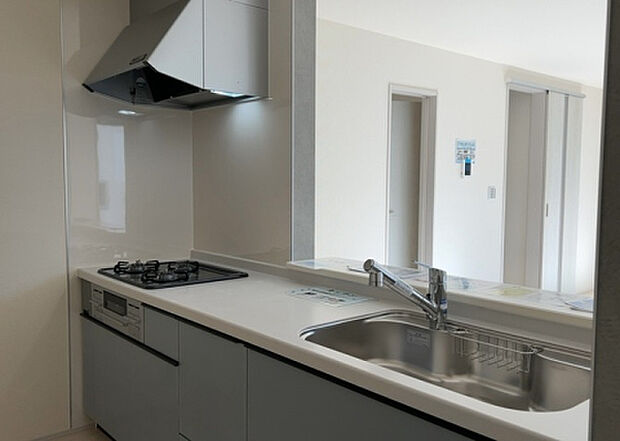 標準的なシステムキッチンの横幅は、165cm~300cm程度です。2100・2400・2550・2700などミリ単位で表記されます。普段どのように料理をするのかを想定しながら合ったサイズを選びましょう