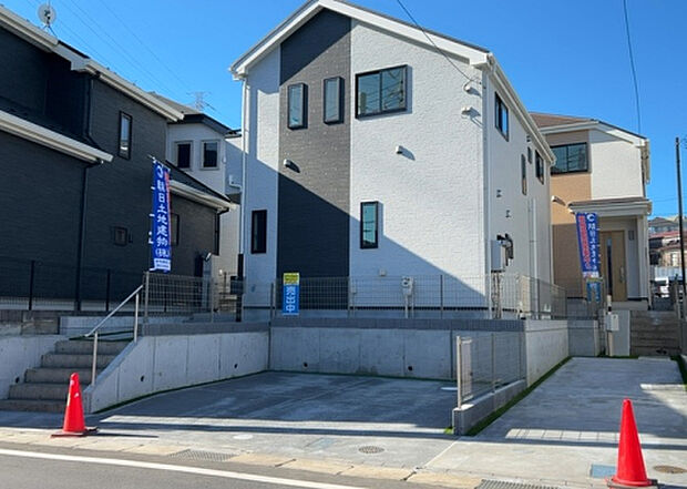 住宅用の土地では前面道路に2m以上接していなければならないと法律で定められています。しかし、お持ちの車のサイズやライフスタイルなどにより、2mでは利便が悪い場合もございますので、事前に確認しましょう。