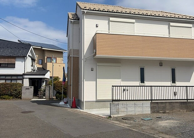 住宅用の土地では前面道路に2m以上接していなければならないと法律で定められています。しかし、お持ちの車のサイズやライフスタイルなどにより、2mでは利便が悪い場合もございますので、事前に確認しましょう。