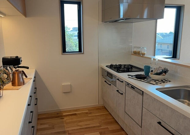 標準的なシステムキッチンの横幅は、165cm~300cm程度です。2100・2400・2550・2700などミリ単位で表記されます。普段どのように料理をするのかを想定しながら合ったサイズを選びましょう