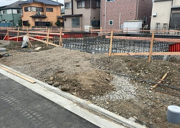 車一台あたりに必要なスペースは、標準サイズの普通自動車で横幅2m50cm、長さ5mは必要になります。ただし、乗降のことも考慮して横幅3m30cm、長さ5m50cmほどは確保できるところを選びましょう。