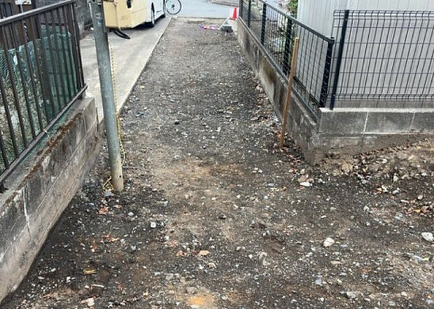 車一台あたりに必要なスペースは、標準サイズの普通自動車で横幅2m50cm、長さ5mは必要になります。ただし、乗降のことも考慮して横幅3m30cm、長さ5m50cmほどは確保できるところを選びましょう。