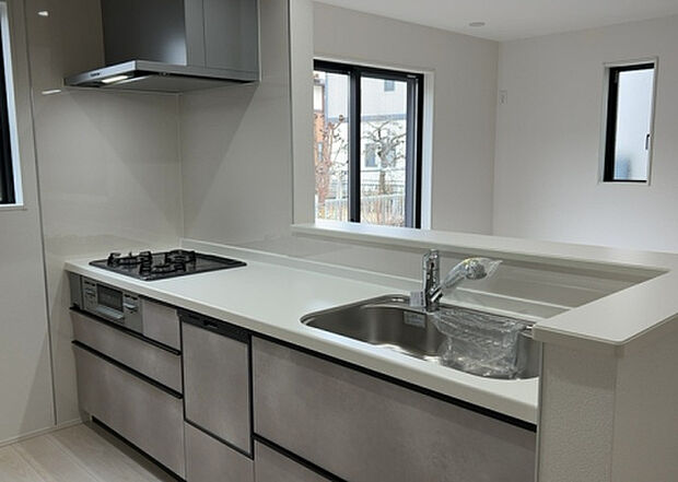 標準的なシステムキッチンの横幅は、165cm~300cm程度です。2100・2400・2550・2700などミリ単位で表記されます。普段どのように料理をするのかを想定しながら合ったサイズを選びましょう