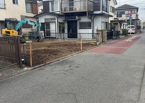 住宅用の土地では前面道路に2m以上接していなければならないと法律で定められています。しかし、お持ちの車のサイズやライフスタイルなどにより、2mでは利便が悪い場合もございますので、事前に確認しましょう。