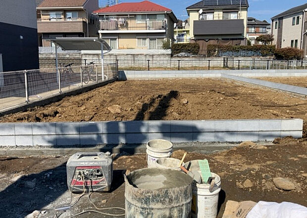 木造住宅とは土台、壁、柱など建築物の強度を支える構造体の材に木が使用されている構造を指します。構造体は建物の自重を支えるだけではなく風圧や水圧、積裁荷重などあらゆる衝撃に耐えるための基礎です。