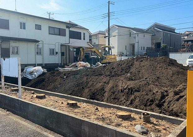 住宅用の土地では前面道路に2m以上接していなければならないと法律で定められています。しかし、お持ちの車のサイズやライフスタイルなどにより、2mでは利便が悪い場合もございますので、事前に確認しましょう。
