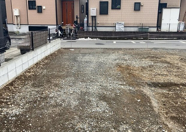 車一台あたりに必要なスペースは、標準サイズの普通自動車で横幅2m50cm、長さ5mは必要になります。ただし、乗降のことも考慮して横幅3m30cm、長さ5m50cmほどは確保できるところを選びましょう。