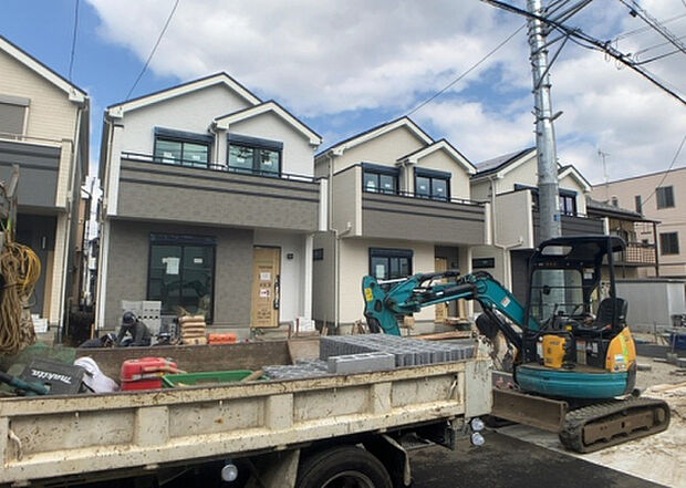 住宅用の土地では前面道路に2m以上接していなければならないと法律で定められています。しかし、お持ちの車のサイズやライフスタイルなどにより、2mでは利便が悪い場合もございますので、事前に確認しましょう。