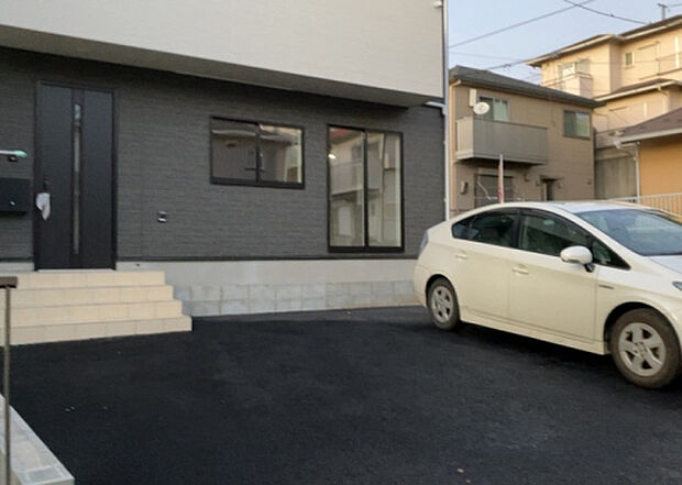 住宅用の土地では前面道路に2m以上接していなければならないと法律で定められています。しかし、お持ちの車のサイズやライフスタイルなどにより、2mでは利便が悪い場合もございますので、事前に確認しましょう。