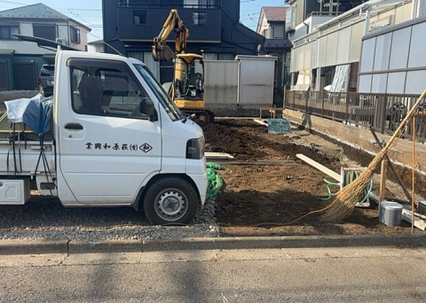 現地をご見学に行く際は、道路の幅や周辺の交通量、施設などをご確認頂くことをおすすめします！ある程度イメージをつけたいという場合は、同売主の施工事例や完成パースもお見せします。