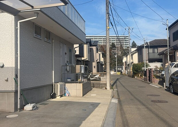 桜や紅葉の名所に出かける人は多いと思いますが、家にいながら季節の移ろいを感じる生活を送りませんか？リビングや窓から見える景色が生活を彩るワンポイントに！現地から見える景色を堪能してみては如何でしょう。