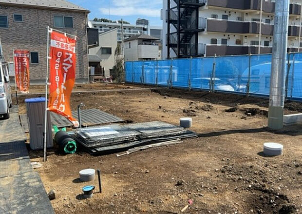 車一台あたりに必要なスペースは、標準サイズの普通自動車で横幅2m50cm、長さ5mは必要になります。ただし、乗降のことも考慮して横幅3m30cm、長さ5m50cmほどは確保できるところを選びましょう。