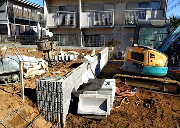 木造住宅とは土台、壁、柱など建築物の強度を支える構造体の材に木が使用されている構造を指します。構造体は建物の自重を支えるだけではなく風圧や水圧、積裁荷重などあらゆる衝撃に耐えるための基礎です。