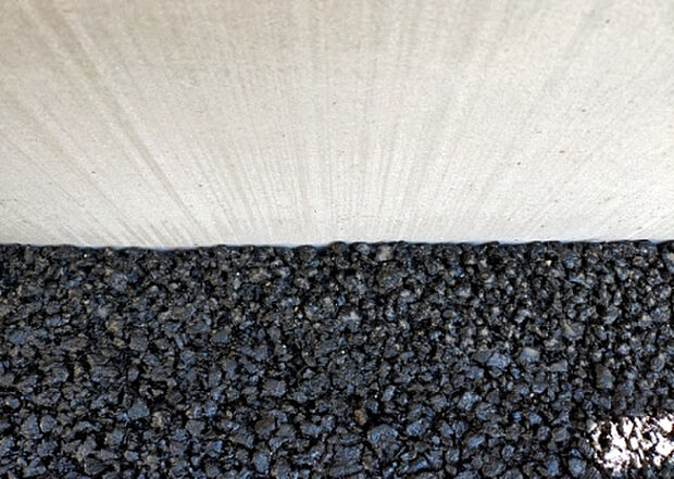 木造住宅とは土台、壁、柱など建築物の強度を支える構造体の材に木が使用されている構造を指します。構造体は建物の自重を支えるだけではなく風圧や水圧、積裁荷重などあらゆる衝撃に耐えるための基礎です。