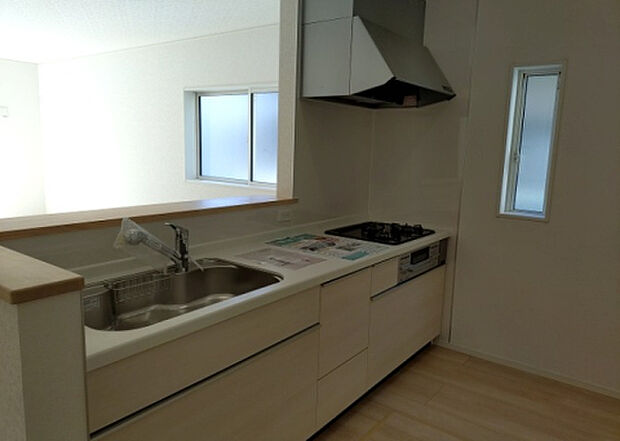 標準的なシステムキッチンの横幅は、165cm~300cm程度です。2100・2400・2550・2700などミリ単位で表記されます。普段どのように料理をするのかを想定しながら合ったサイズを選びましょう