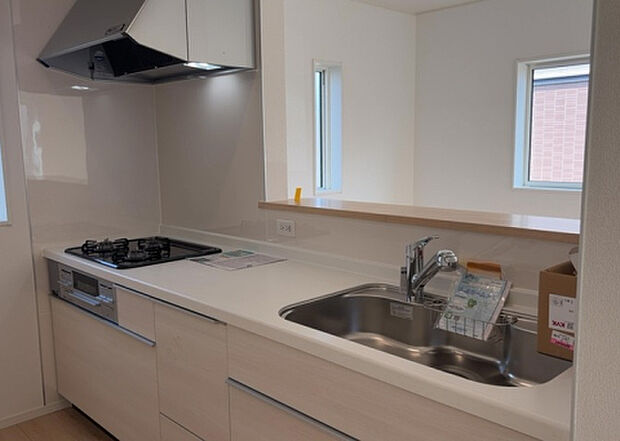 標準的なシステムキッチンの横幅は、165cm~300cm程度です。2100・2400・2550・2700などミリ単位で表記されます。普段どのように料理をするのかを想定しながら合ったサイズを選びましょう