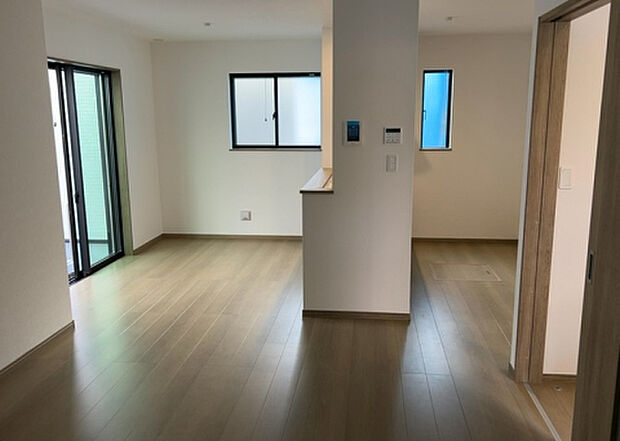 リビングの間取りの種類は大きくわけてリビングとダイニングが別になっているタイプ、リビングダイニング一体型です。どちらも一長一短ですので、家を選ぶ時はその両面をチェックして決めるようにしましょう。