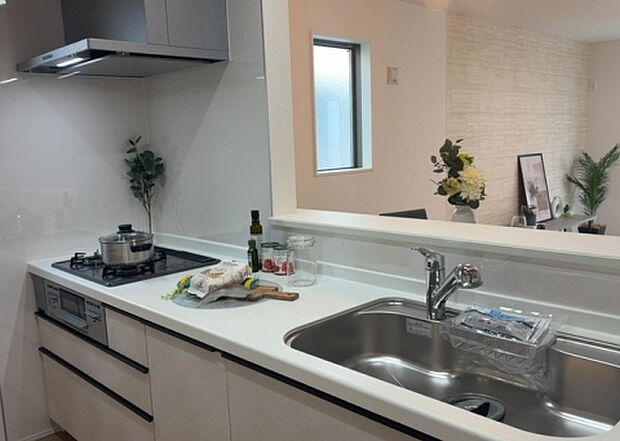 標準的なシステムキッチンの横幅は、165cm~300cm程度です。2100・2400・2550・2700などミリ単位で表記されます。普段どのように料理をするのかを想定しながら合ったサイズを選びましょう