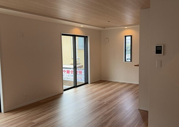 リビングの間取りの種類は大きくわけてリビングとダイニングが別になっているタイプ、リビングダイニング一体型です。どちらも一長一短ですので、家を選ぶ時はその両面をチェックして決めるようにしましょう。