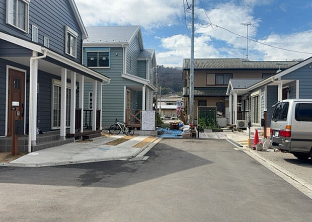 住宅用の土地では前面道路に2m以上接していなければならないと法律で定められています。しかし、お持ちの車のサイズやライフスタイルなどにより、2mでは利便が悪い場合もございますので、事前に確認しましょう。