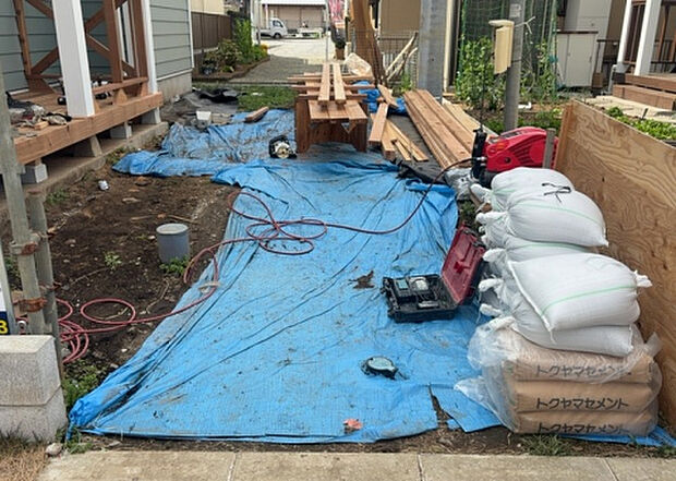 車一台あたりに必要なスペースは、標準サイズの普通自動車で横幅2m50cm、長さ5mは必要になります。ただし、乗降のことも考慮して横幅3m30cm、長さ5m50cmほどは確保できるところを選びましょう。