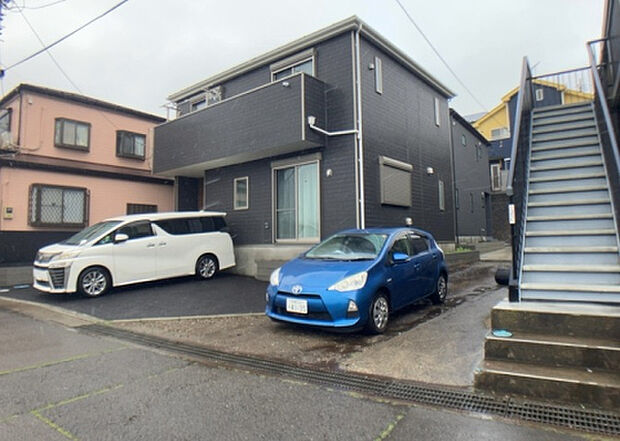 住宅用の土地では前面道路に2m以上接していなければならないと法律で定められています。しかし、お持ちの車のサイズやライフスタイルなどにより、2mでは利便が悪い場合もございますので、事前に確認しましょう。