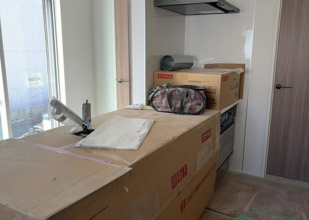 標準的なシステムキッチンの横幅は、165cm~300cm程度です。2100・2400・2550・2700などミリ単位で表記されます。普段どのように料理をするのかを想定しながら合ったサイズを選びましょう