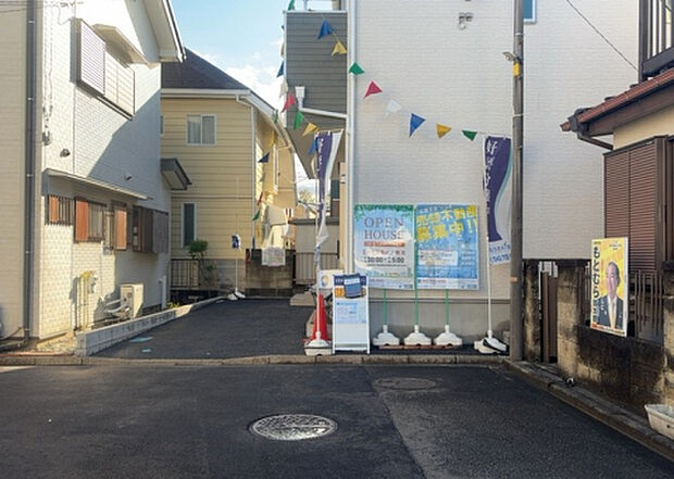 住宅用の土地では前面道路に2m以上接していなければならないと法律で定められています。しかし、お持ちの車のサイズやライフスタイルなどにより、2mでは利便が悪い場合もございますので、事前に確認しましょう。
