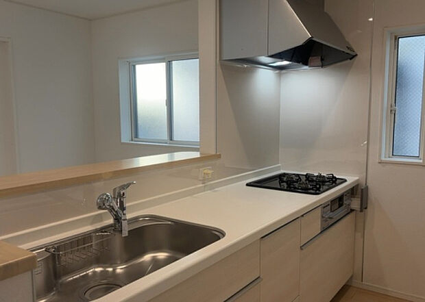 標準的なシステムキッチンの横幅は、165cm～300cm程度です。2100・2400・2550・2700などミリ単位で表記されます。普段どのように料理をするのかを想定しながら合ったサイズを選びましょう