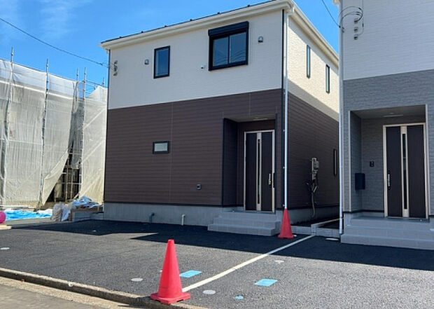 住宅用の土地では前面道路に2m以上接していなければならないと法律で定められています。しかし、お持ちの車のサイズやライフスタイルなどにより、2mでは利便が悪い場合もございますので、事前に確認しましょう。