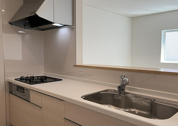 標準的なシステムキッチンの横幅は、165cm～300cm程度です。2100・2400・2550・2700などミリ単位で表記されます。普段どのように料理をするのかを想定しながら合ったサイズを選びましょう