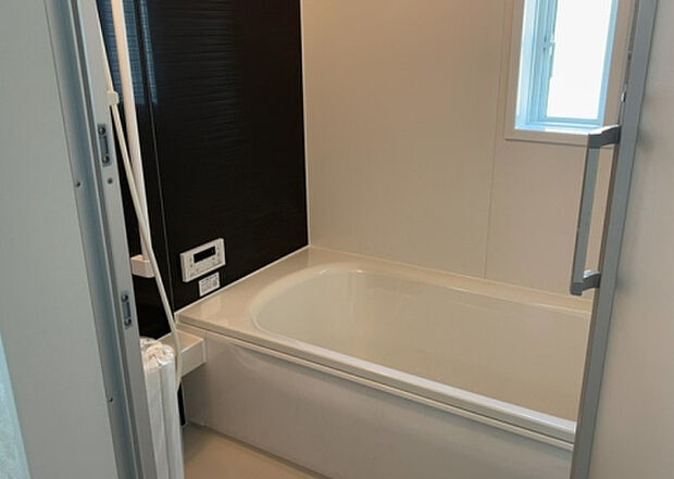 入浴時の快適さも大事なことですが、綺麗な状態を維持できなければ気持ちよく入浴できません。毎日の掃除が楽という点は大事なポイントになります！カビが生えにくく掃除がしやすい、壁や浴槽を選ぶといいでしょう。