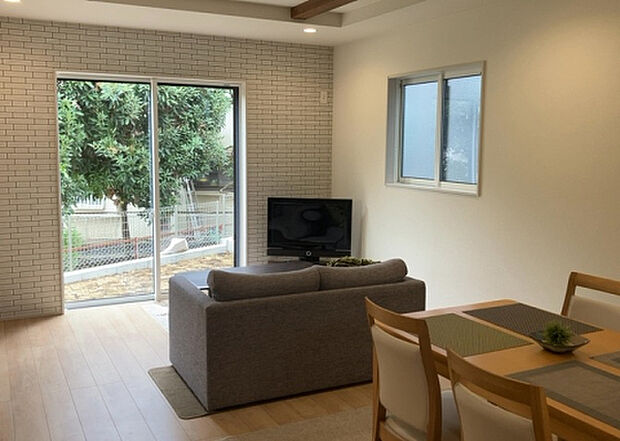 リビングの間取りの種類は大きくわけてリビングとダイニングが別になっているタイプ、リビングダイニング一体型です。どちらも一長一短ですので、家を選ぶ時はその両面をチェックして決めるようにしましょう。