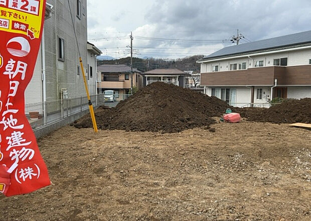 車一台あたりに必要なスペースは、標準サイズの普通自動車で横幅2m50cm、長さ5mは必要になります。ただし、乗降のことも考慮して横幅3m30cm、長さ5m50cmほどは確保できるところを選びましょう。