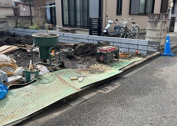 車一台あたりに必要なスペースは、標準サイズの普通自動車で横幅2m50cm、長さ5mは必要になります。ただし、乗降のことも考慮して横幅3m30cm、長さ5m50cmほどは確保できるところを選びましょう。